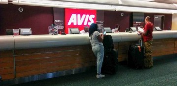 Balcão da Avis no aeroporto de Orlando. Sem nenhuma fila